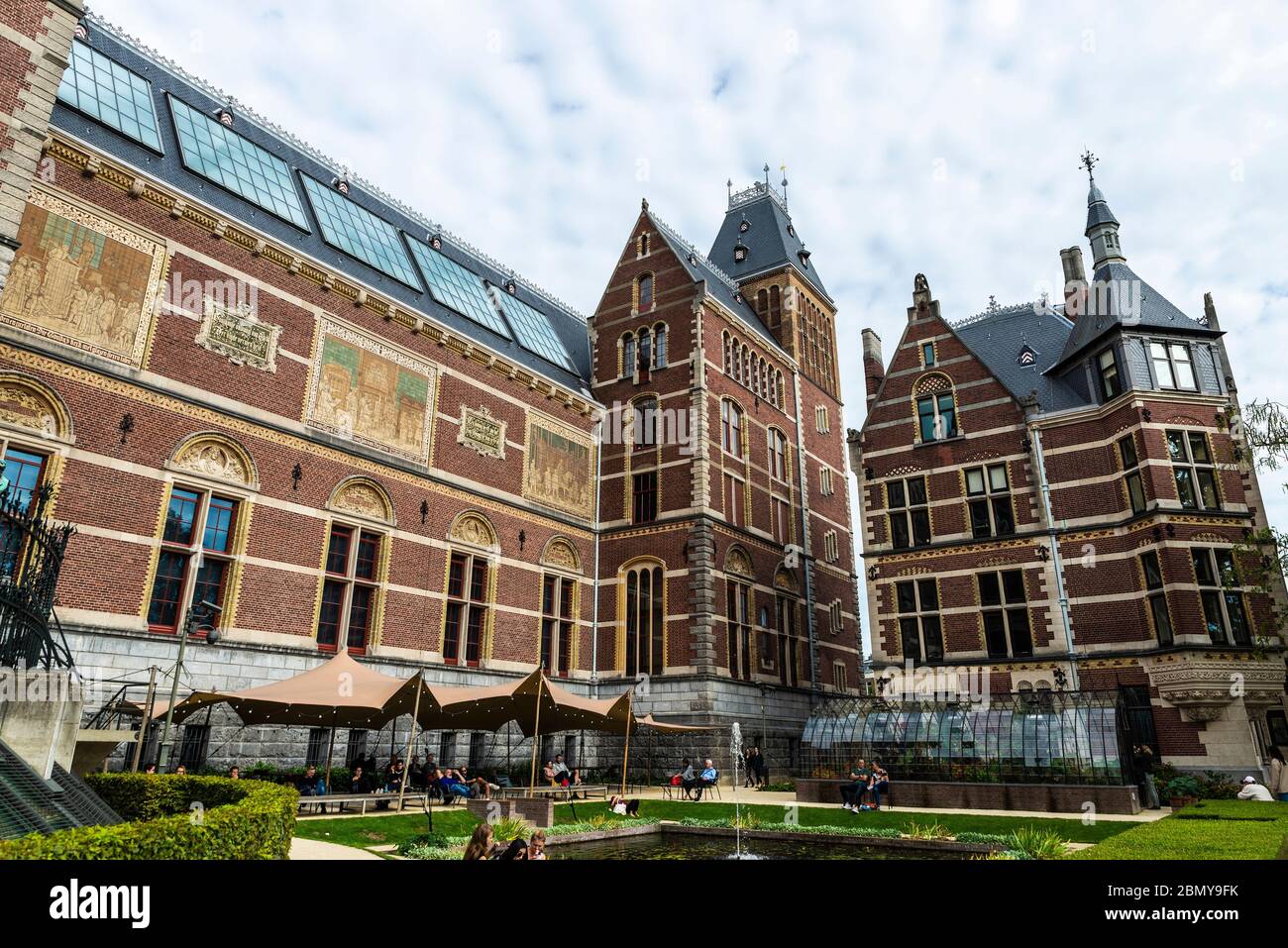 Amsterdam, Paesi Bassi - 9 settembre 2018: Giardino del Rijksmuseum (Museo Nazionale) con persone intorno ad Amsterdam, Paesi Bassi Foto Stock