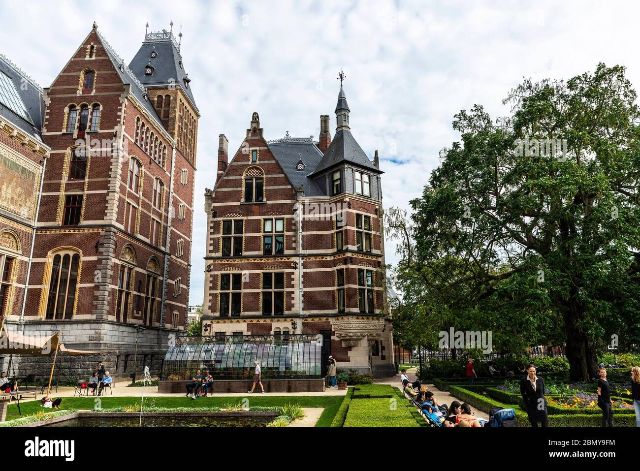 Amsterdam, Paesi Bassi - 9 settembre 2018: Giardino del Rijksmuseum (Museo Nazionale) con persone intorno ad Amsterdam, Paesi Bassi Foto Stock