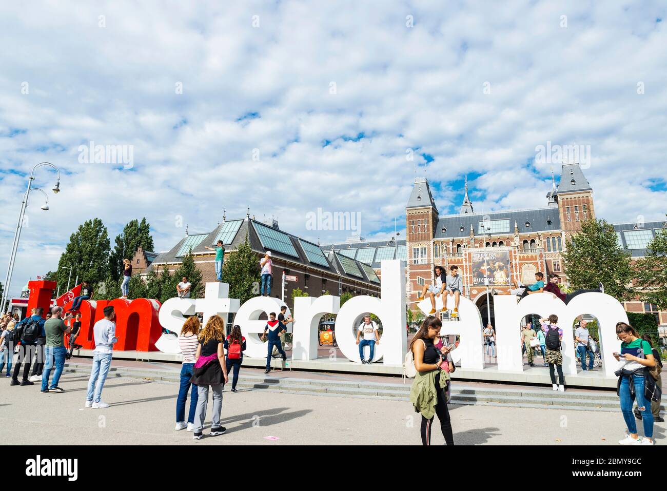 Amsterdam, Paesi Bassi - 9 settembre 2018: Grande segno corporale di i Amsterdam con persone intorno a Museumplein (Piazza dei Musei) e Rijksmuseum (Natio Foto Stock