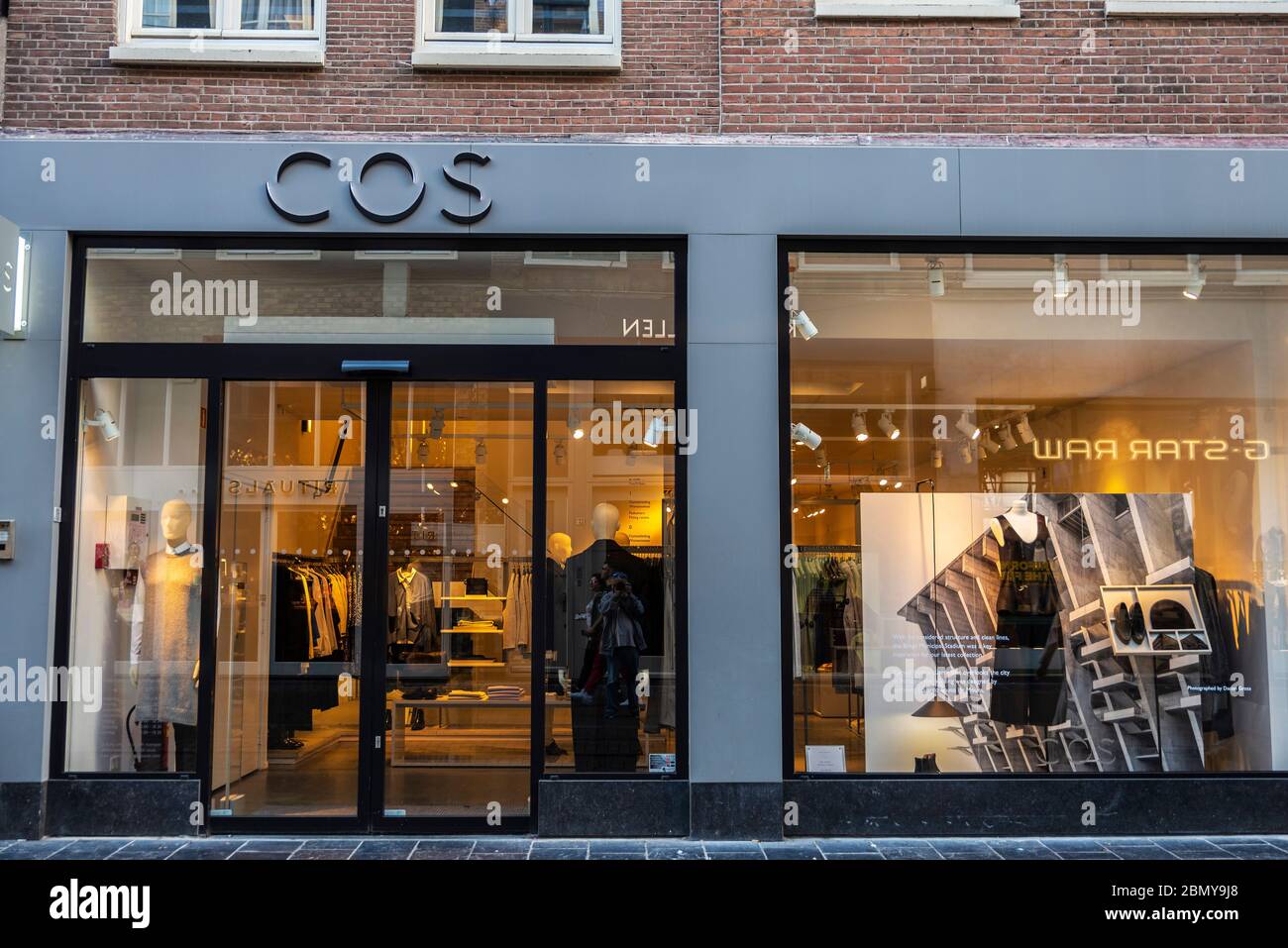 Amsterdam, Paesi Bassi - 9 settembre 2018: Facciata di un negozio di abbigliamento  COS nel centro di Amsterdam, Paesi Bassi Foto stock - Alamy