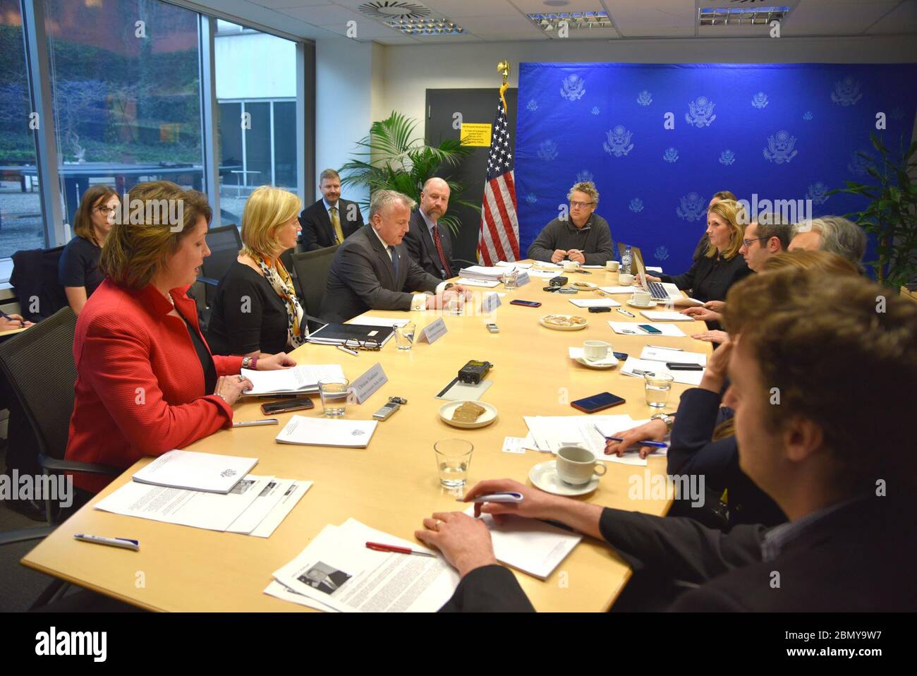 Il Vice Segretario Sullivan partecipa alla Tavola rotonda della stampa con il Centro Media di Bruxelles il Vice Segretario di Stato John Sullivan partecipa a una tavola rotonda della stampa con il Centro Media di Bruxelles, Con ViceAssistente Amministratore dell'Ufficio per l'Africa dell'Agenzia degli Stati Uniti per lo sviluppo Internazionale Christopher Runyan e Vice Segretario aggiunto Principal dell'Ufficio per gli Affari europei ed eurasiatici Elisabeth Millard a Bruxelles, Belgio, il 23 febbraio 2018. Foto Stock