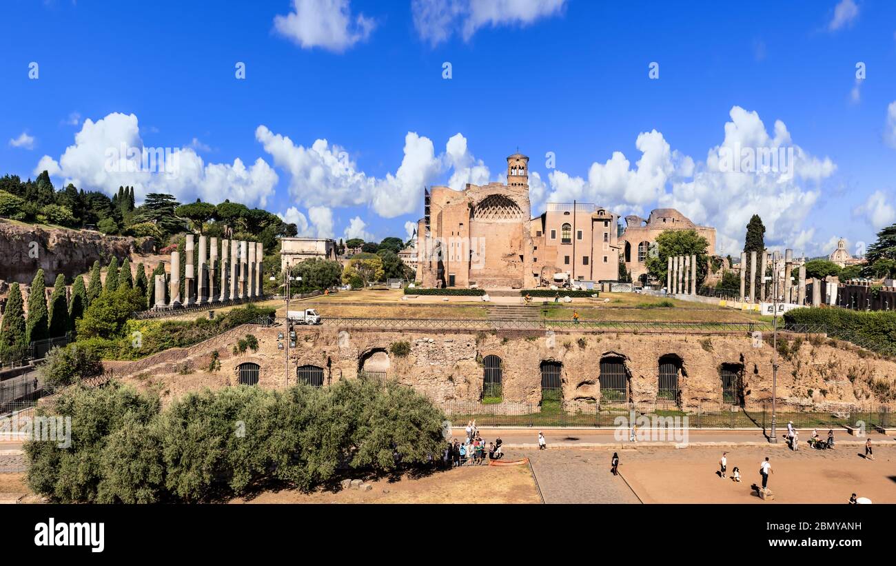 Vista al Tempio di Venere visto dal Colosseo di Roma Foto Stock