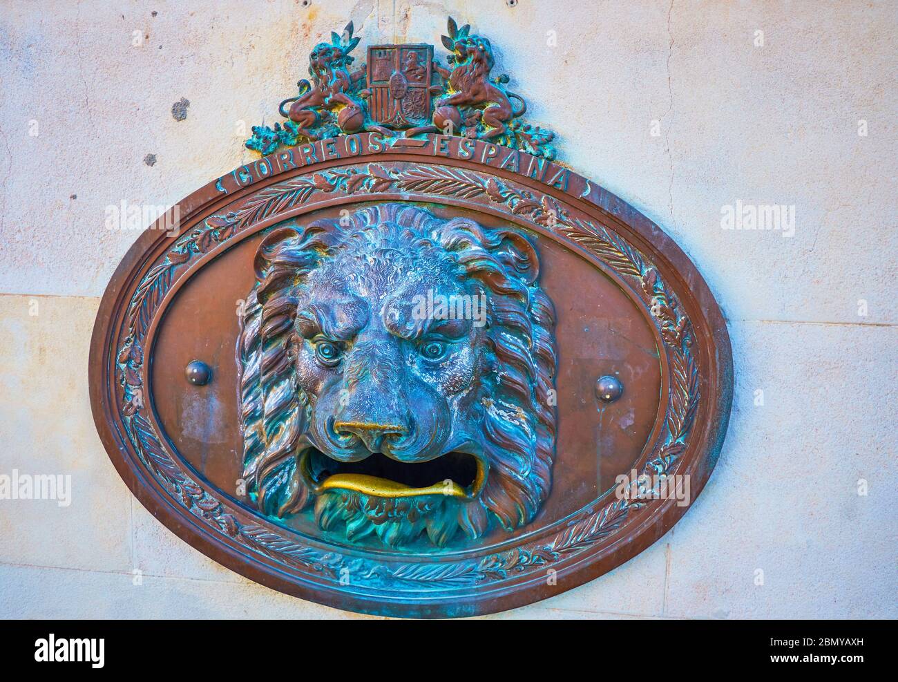 CADICE, SPAGNA - 24 SETTEMBRE 2019: La panoramica cassa in bronzo a testa di leone con bocca aperta per corradenza, situata sulla parete dell'ufficio postale, il settembre Foto Stock