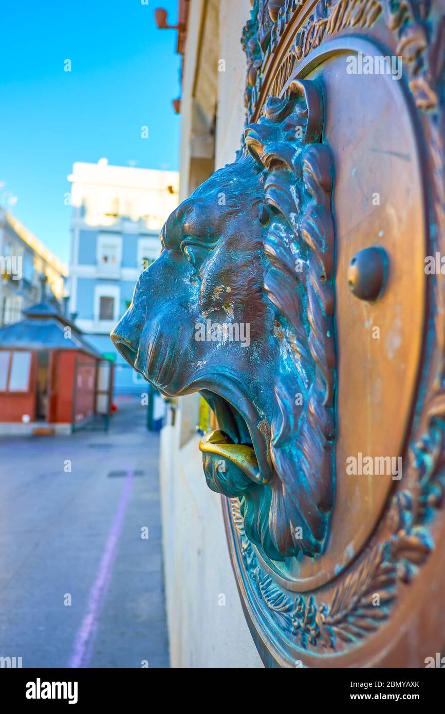 La casella postale sulla parete dell'ufficio postale principale di Cadice è decorata con leone-head scolpito in bronzo a bocca aperta, Spagna Foto Stock