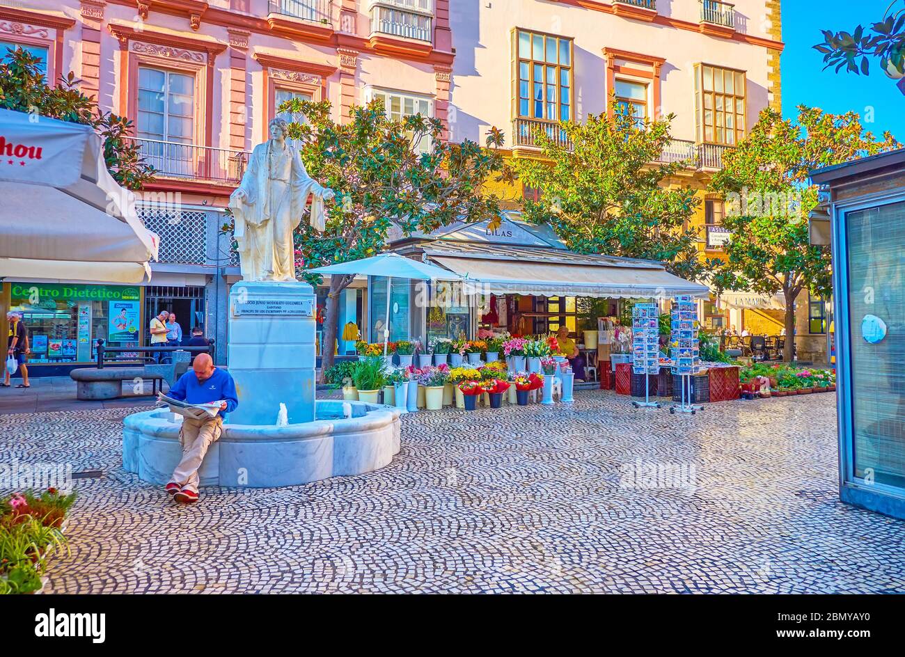 CADICE, SPAGNA - 24 SETTEMBRE 2019: Il piccolo mercato dei fiori su Plaza de Topete in storico con fontana di marmo con scultura, il 24 settembre a CA Foto Stock