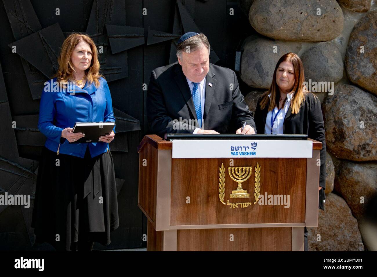 Il Segretario Pompeo e la Sig.ra Pompeo visitano Yad Vashem a Gerusalemme il Segretario di Stato americano Michael R. Pompeo e la Sig.ra Susan Pompeo visitano Yad Vashem a Gerusalemme, Israele, il 21 marzo 2019. Foto Stock