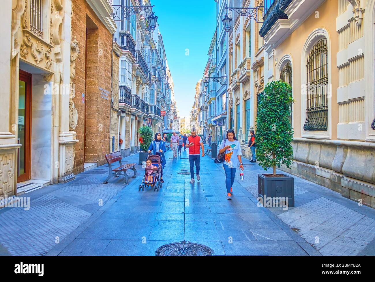 CADICE, SPAGNA - 24 SETTEMBRE 2019: La lunga via Ancha in una zona storica con splendide facciate di case circostanti è una passeggiata popolare Foto Stock
