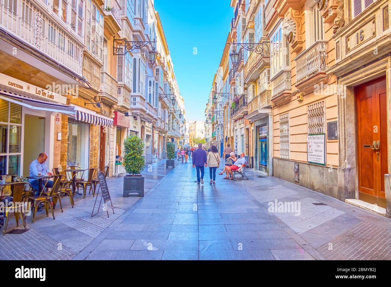 CADICE, SPAGNA - 24 SETTEMBRE 2019: Una popolare via Ancha a piedi con un sacco di ristoranti, negozi e boutique, il 24 settembre a Cadice Foto Stock