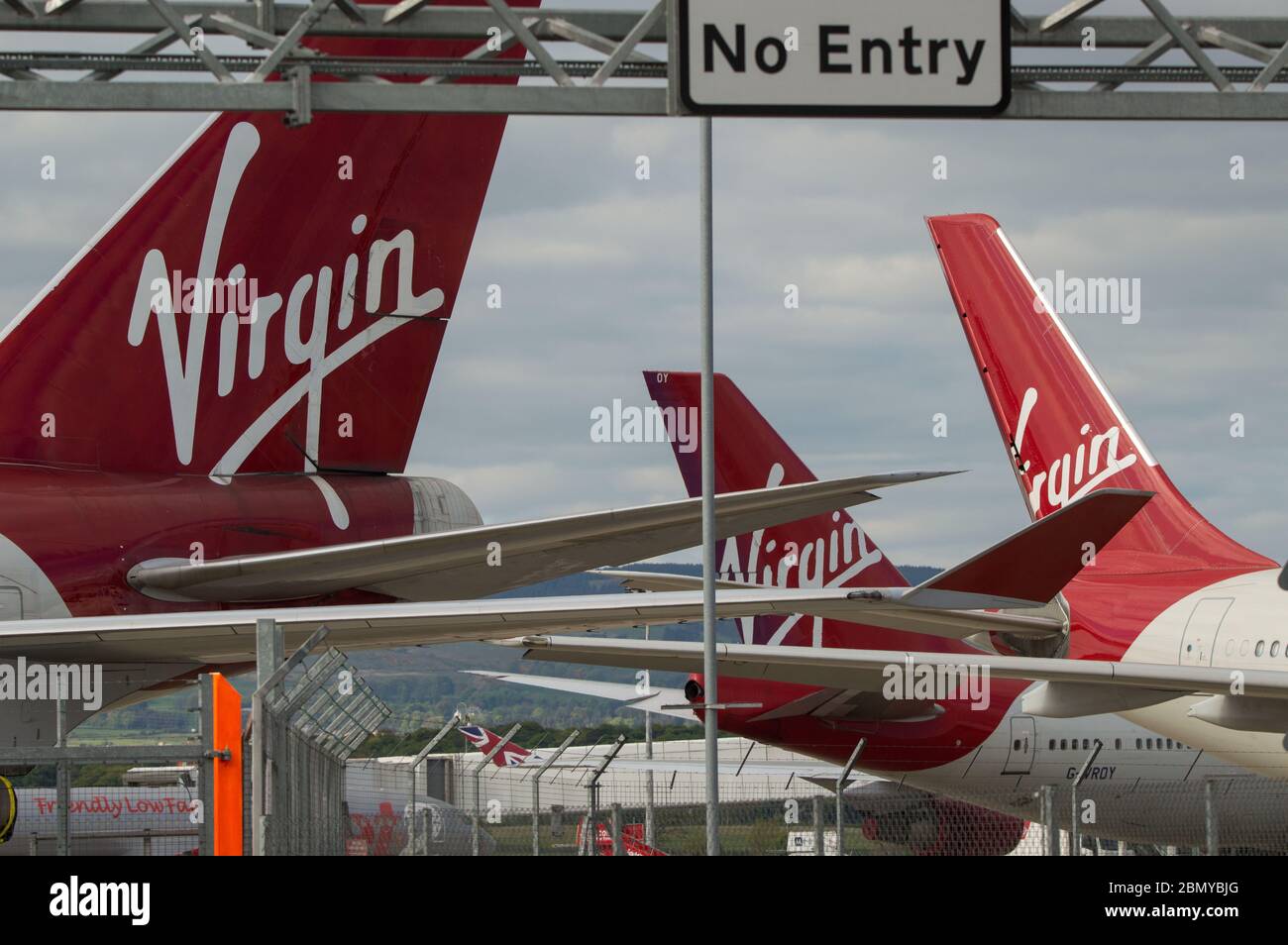 Glasgow, Regno Unito. 11 maggio 2020. Nella foto: Virgin Atlantic sposta più velivoli all'aeroporto di Glasgow per essere immagazzinati durante il blocco esteso di Coronavirus (COVID19). Sul Tarmac sono visti due Boeing 747-400 e due Airbus A330-300. Finora Virgin Atlantic ha annunciato che chiuderanno indefinitamente le loro operazioni all'aeroporto di Gatwick, il che avrà un forte impatto sulle altre compagnie aeree e sul sud dell'Inghilterra. Foto Stock