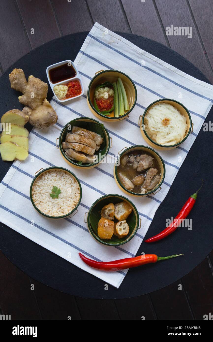 Cucina casalinga asiatica accogliente pranzo con zenzero e peperoncino Foto Stock