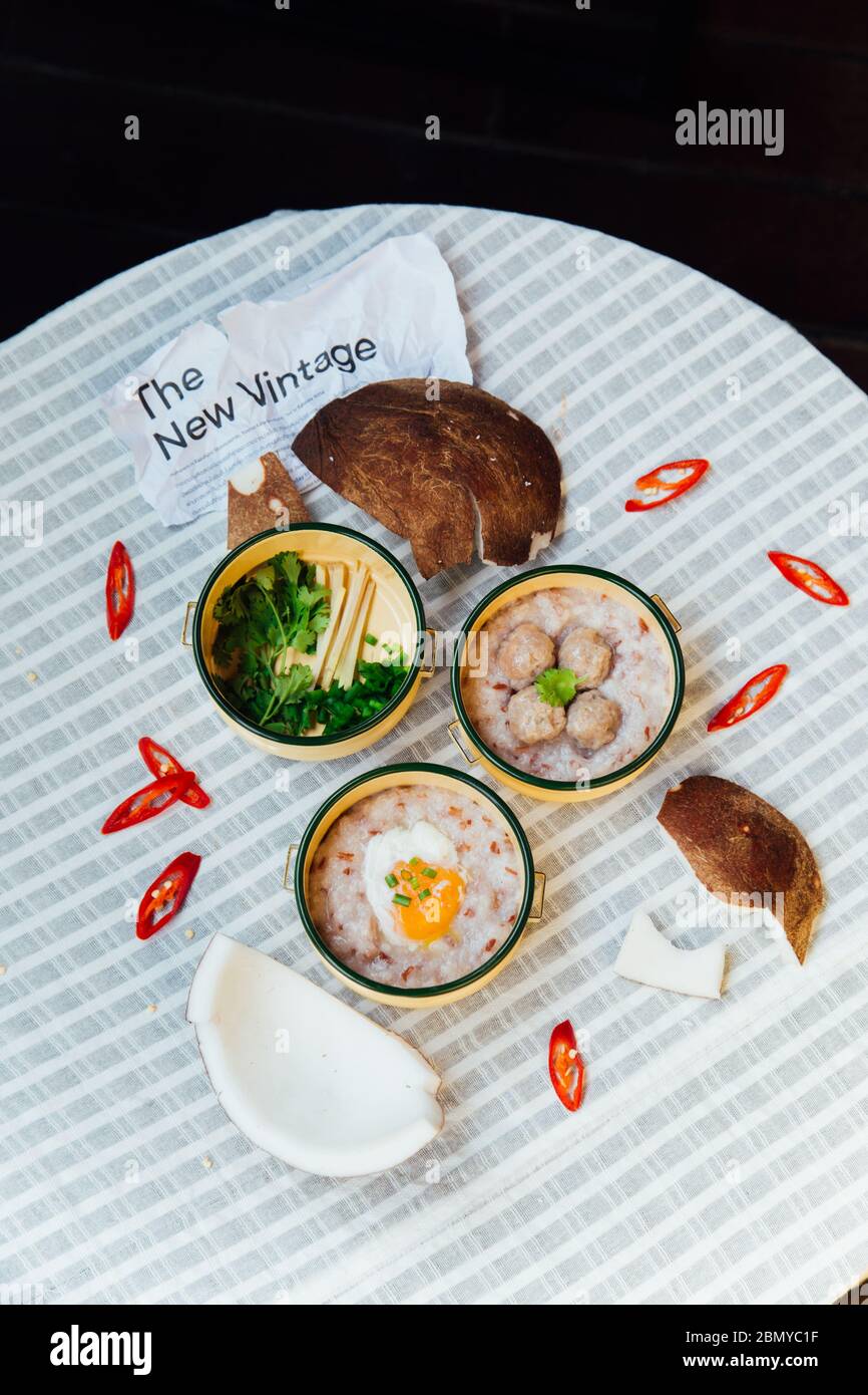 Colazione asiatica moderna e di classe leggera, su un tavolo in tessuto blu chiaro girato con un prop Foto Stock