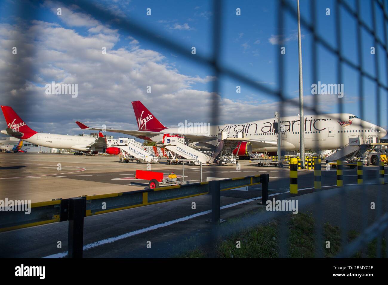 Glasgow, Regno Unito. 11 maggio 2020. Nella foto: Virgin Atlantic sposta più velivoli all'aeroporto di Glasgow per essere immagazzinati durante il blocco esteso di Coronavirus (COVID19). Sul Tarmac sono visti due Boeing 747-400 e due Airbus A330-300. Finora Virgin Atlantic ha annunciato che chiuderanno indefinitamente le loro operazioni all'aeroporto di Gatwick, il che avrà un forte impatto sulle altre compagnie aeree e sul sud dell'Inghilterra. Credit: Colin Fisher/Alamy Live News Foto Stock