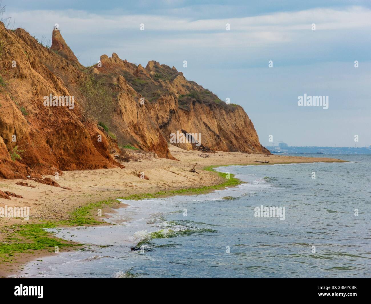 Spiaggia selvaggia e scogliere di sabbia. Costa del Mar Nero. Foto Stock