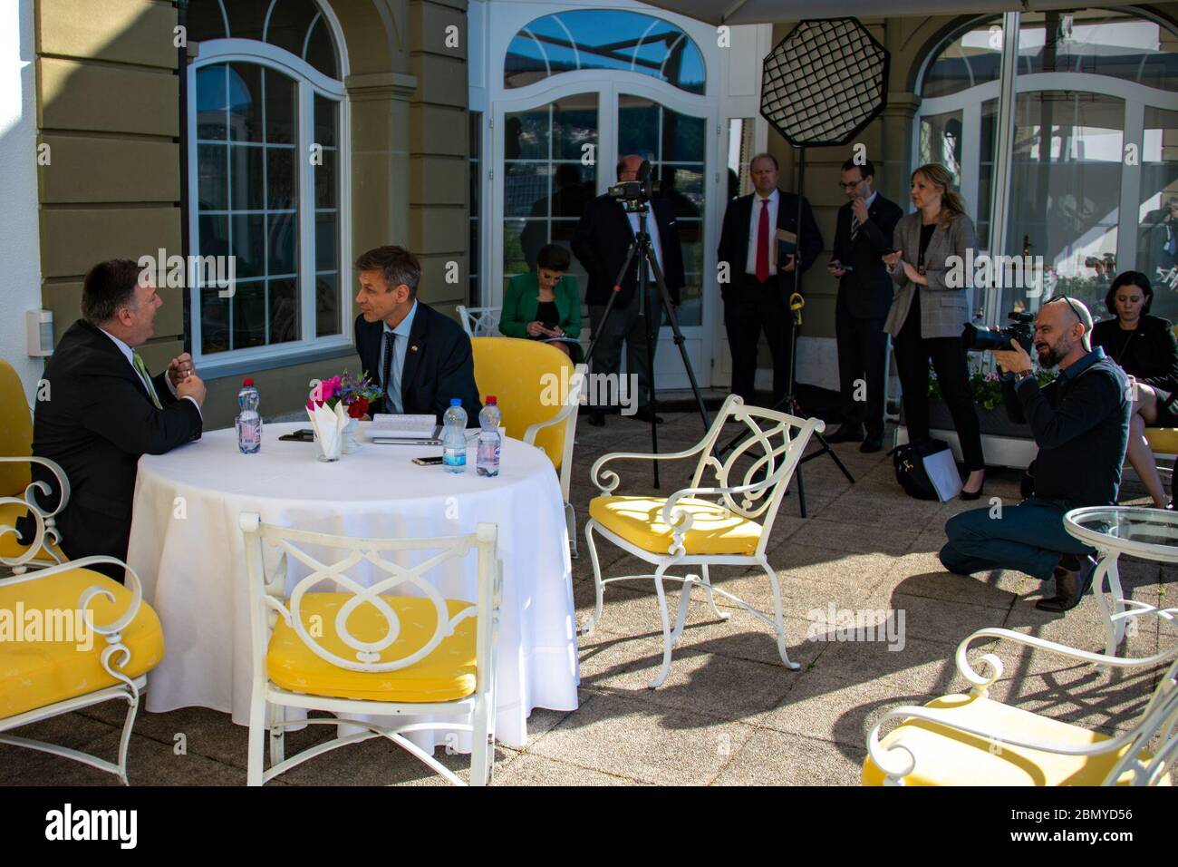 Il Segretario di Stato Michael R. Pompeo si impegna con i media durante un evento stampa tenutosi a Berna, in Svizzera, il 3 giugno 2019, discutendo della politica estera degli Stati Uniti e delle relazioni internazionali. Foto Stock