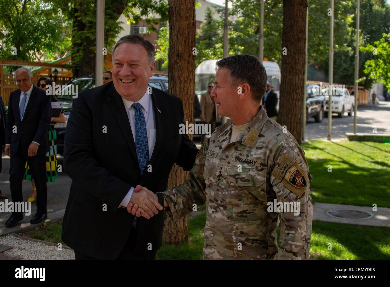 Il Segretario di Stato degli Stati Uniti Michael Pompeo partecipa a una Shura di sicurezza con le forze di sicurezza nazionali afghane e i comandanti di supporto risoluto a Kabul, Afghanistan, il 25 giugno 2019. La riunione si concentra sul coordinamento della sicurezza in Afghanistan. Foto Stock Il Segretario di Stato degli Stati Uniti Michael Pompeo partecipa a una Shura di sicurezza con le forze di sicurezza nazionali afghane e i comandanti di supporto risoluto a Kabul, Afghanistan, il 25 giugno 2019. La riunione si concentra sul coordinamento della sicurezza in Afghanistan. Foto Stock