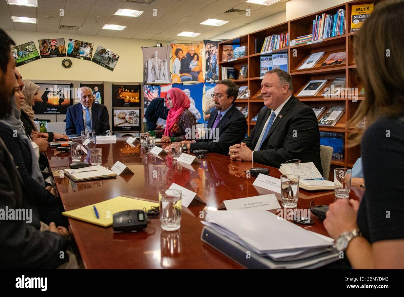 Il Segretario di Stato degli Stati Uniti Michael R. Pompeo partecipa ad un incontro con donne e studenti della società civile con l'ambasciatore degli Stati Uniti in Afghanistan John R. Bass presso l'ambasciata di Kabul a Kabul, Afghanistan, il 25 giugno 2019. Foto Stock