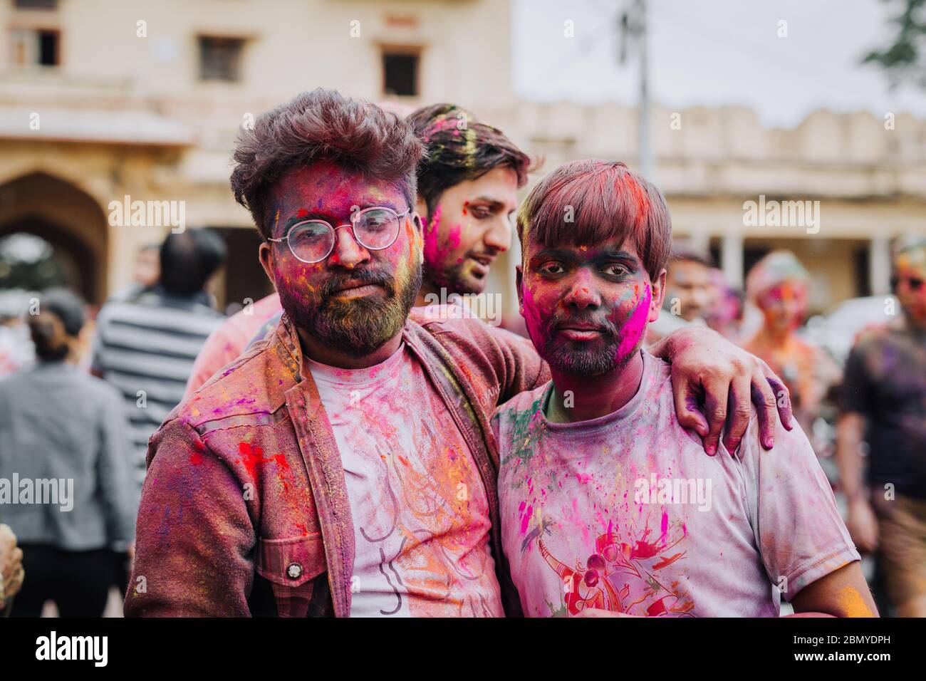 La gente che celebra Holi, il festival dei colori a Jaipur, India Foto Stock