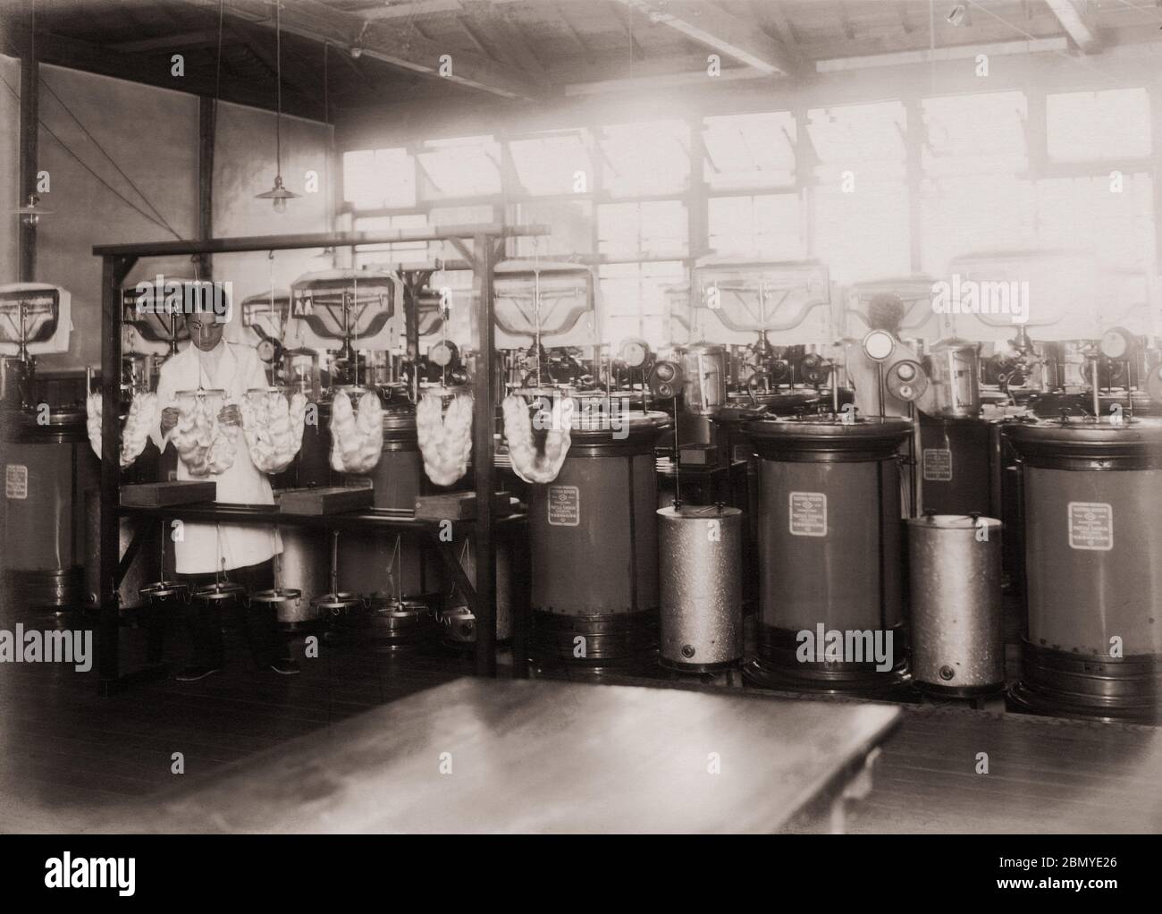 [ 1930 Giappone - fabbrica giapponese della seta ] - scienziato in una fabbrica di seta, ca. 1937 (Showa 12). stampa in argento gelatina del xx secolo. Foto Stock