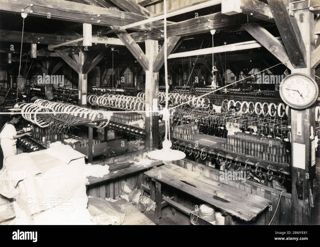 [ 1930 Giappone - fabbrica giapponese della seta ] - la seta di reeling su telai automatizzati a una fabbrica di seta, ca. 1937 (Showa 12). stampa in argento gelatina del xx secolo. Foto Stock