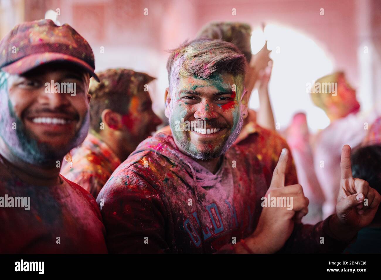 La gente che celebra Holi, il festival dei colori a Jaipur, India Foto Stock