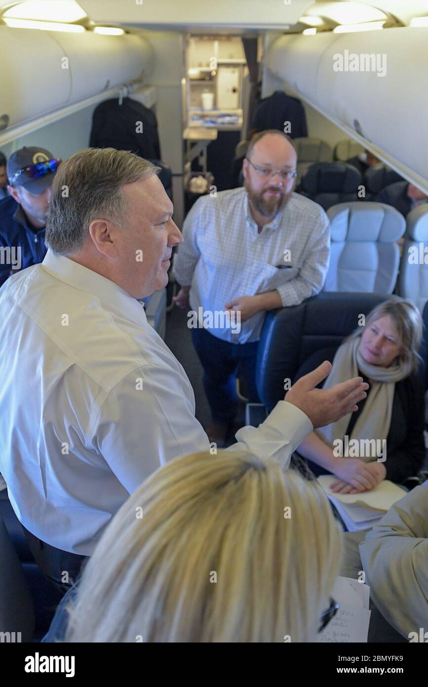 Il 27 aprile 2018, il Segretario di Stato americano Mike Pompeo iniziò il suo primo viaggio ufficiale all'estero, diretto in Belgio per il Ministero degli Esteri della NATO. Pompeo ha tenuto discussioni informali con i media pool durante il volo. Foto Stock