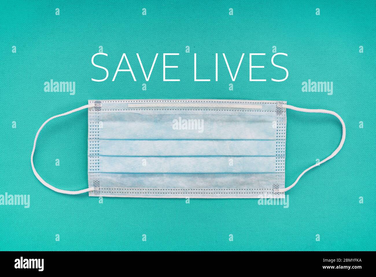 COVID-19 Coronavirus maschera segno con testo SALVARE VITE media messaggio per la precauzione sociale di allontanamento. Si prega di indossare un banner maschera con obbligatorio Foto Stock