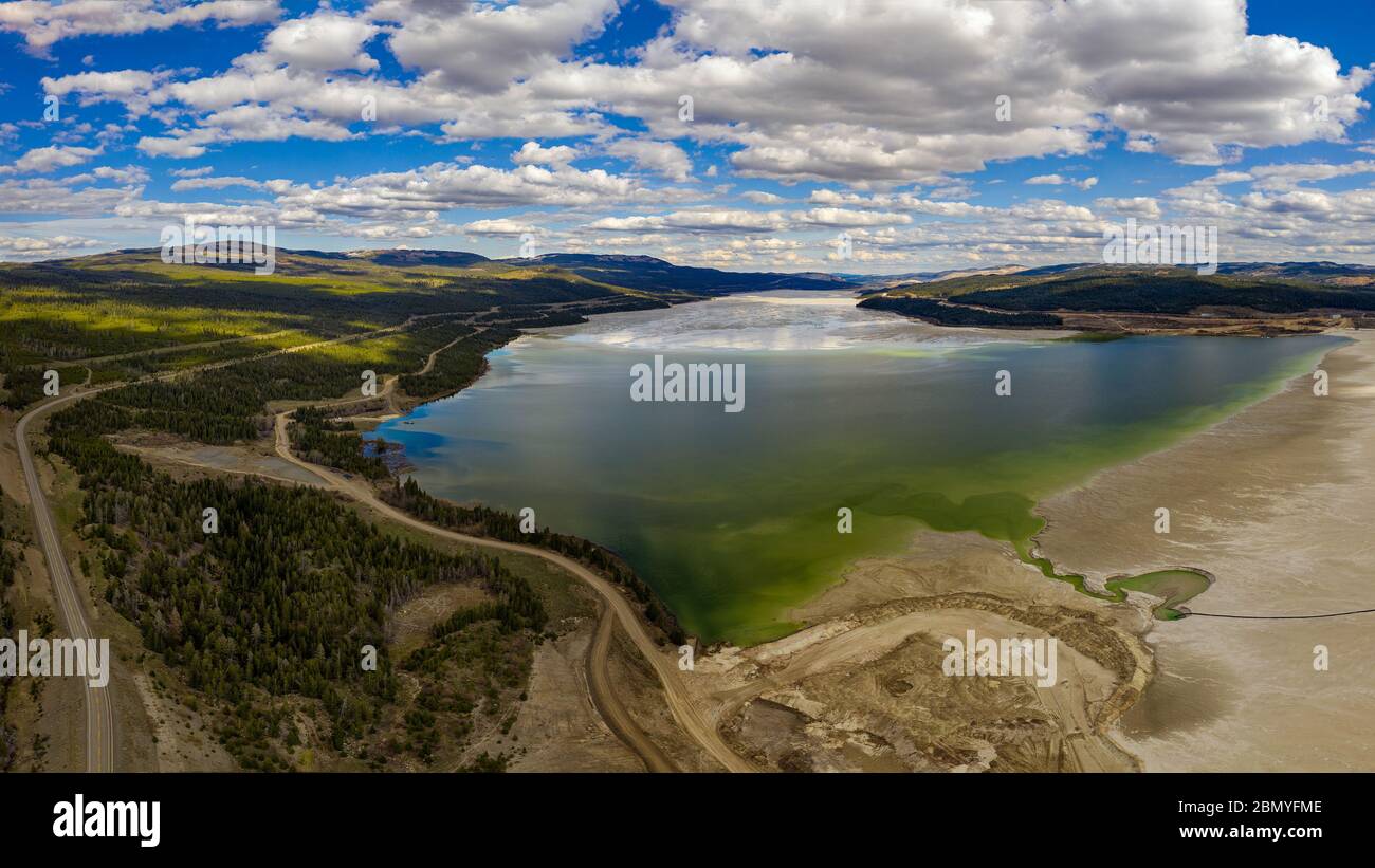 Vista prospettica elevata di un grande bacino di deposito del recupero lungo la Highland Valley Road tra Ashcroft e il lago Logan dalla Highland Valley Foto Stock