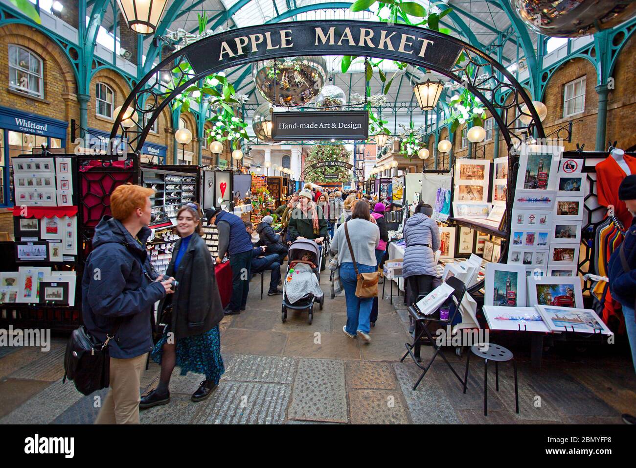 Prodotti fatti a mano, foto e dipinti in vendita presso Apple Market, Covent Garden, Londra Foto Stock