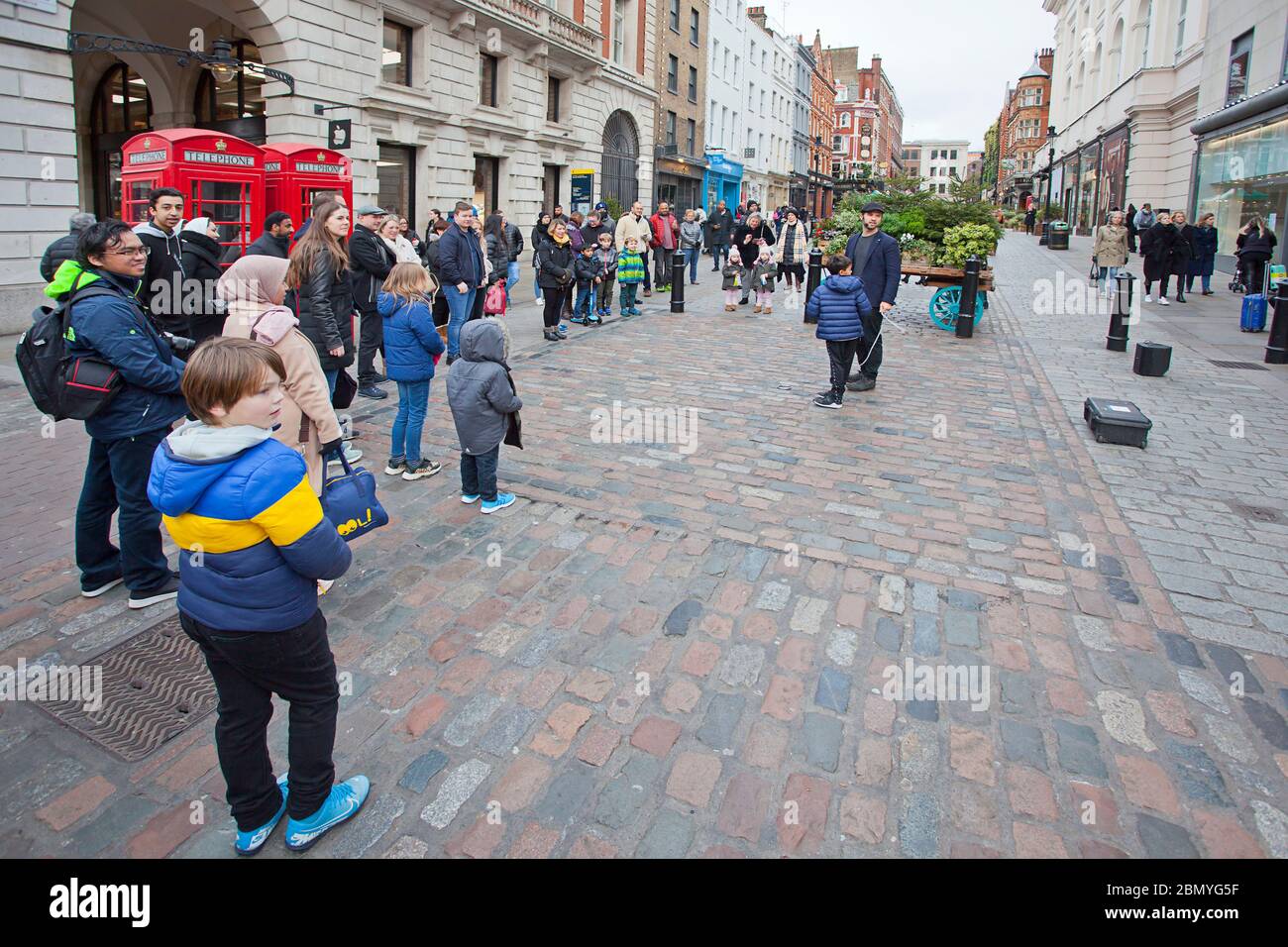 Busker intrattiene la folla a Covent Garden Foto Stock