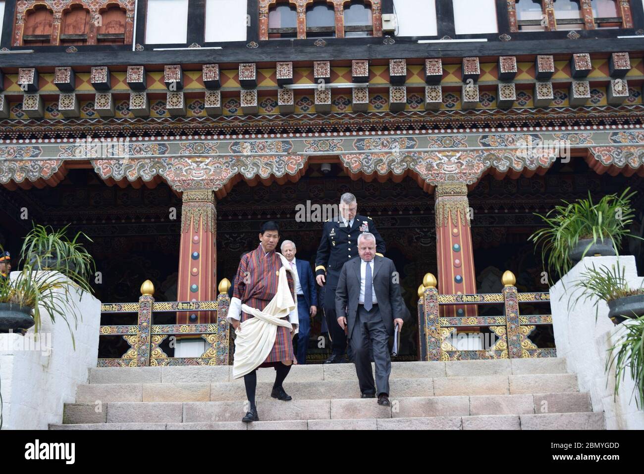 Il 13 agosto 2019, il vicesegretario di Stato John J. Sullivan ha incontrato il gruppo di lavoro anti-traffico di persone (TIP) del Bhutan a Thimphu per discutere gli sforzi per combattere la tratta di esseri umani e rafforzare le relazioni tra Stati Uniti e Bhutan. Foto Stock