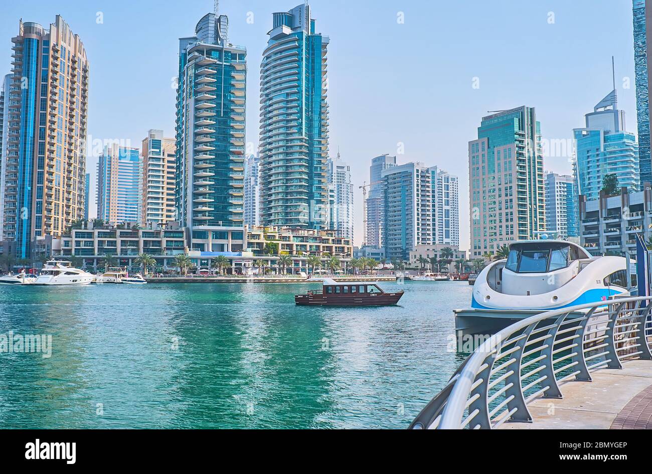 DUBAI, Emirati Arabi Uniti - 2 MARZO 2020: Il moderno traghetto è ormeggiato sulla riva di Dubai Marina con una vista sui grattacieli moderni sullo sfondo, il 2 marzo in Foto Stock