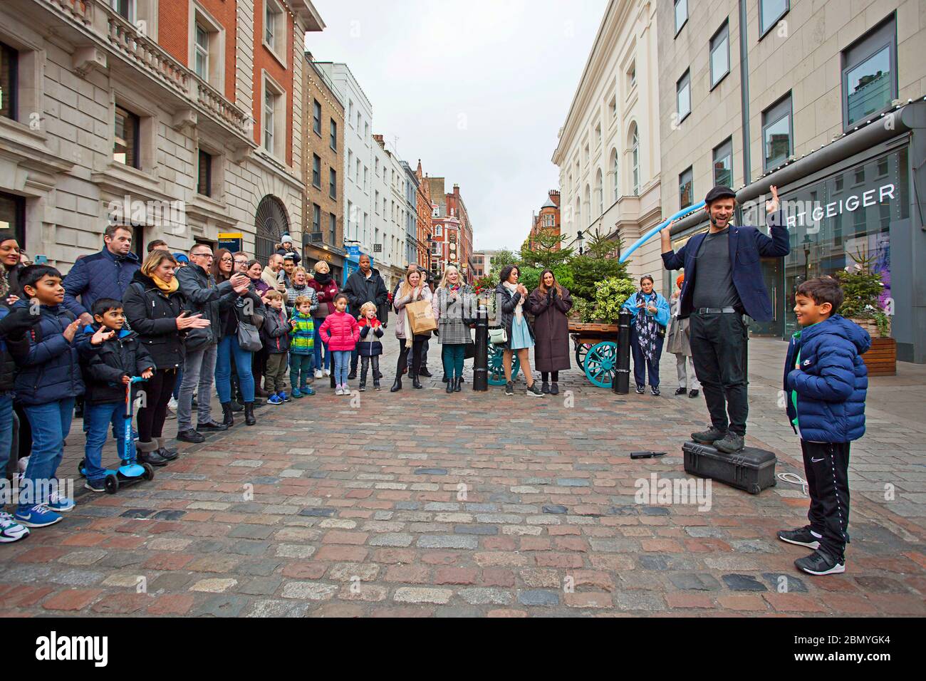 Busker intrattiene la folla a Covent Garden Foto Stock