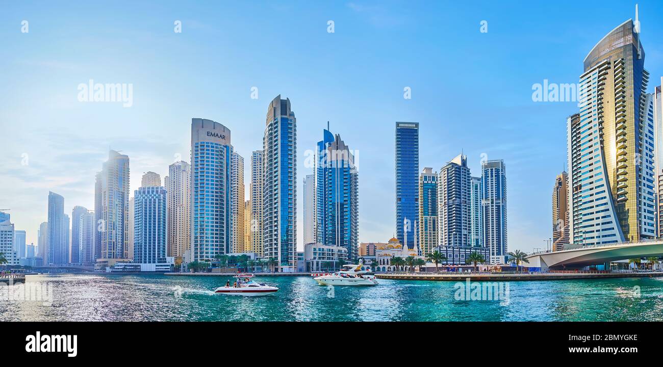 DUBAI, Emirati Arabi Uniti - 2 MARZO 2020: Panorama di Dubai Marina con canale, ponte, foresta di grattacieli moderni, torri Park Island e yacht galleggianti, il Mar Foto Stock