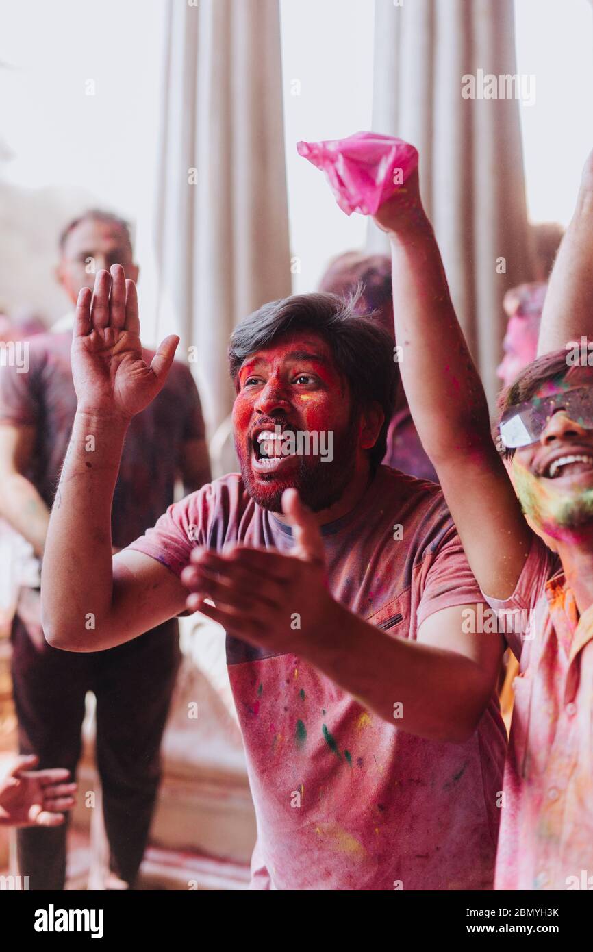 La gente che celebra Holi, il festival dei colori a Jaipur, India Foto Stock