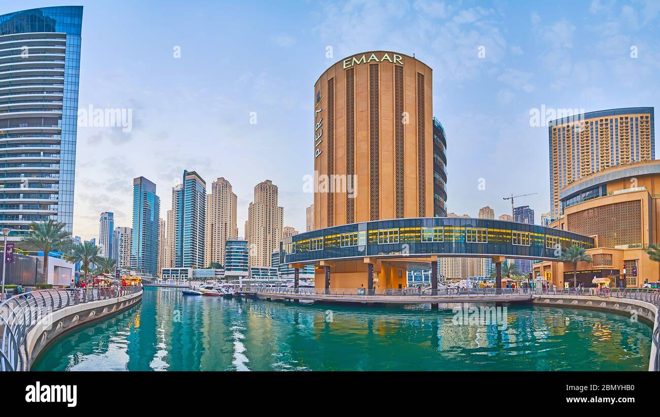 DUBAI, Emirati Arabi Uniti - 2 MARZO 2020: Panorama del canale di Dubai Marina con il complesso di ristoranti Pier 7, il Marina Mall e i moderni grattacieli residenziali sul retro Foto Stock