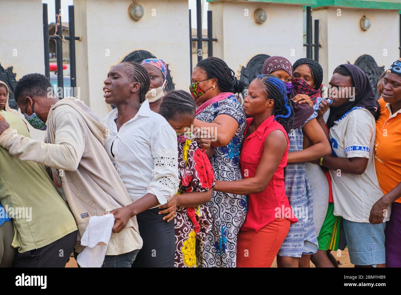 La gente si accoda per i pacchetti di soccorso durante il blocco pandemico del Coronavirus del Covid-19 all'Oriwu Club di Ikorodu, Lagos - Nigeria. Foto Stock