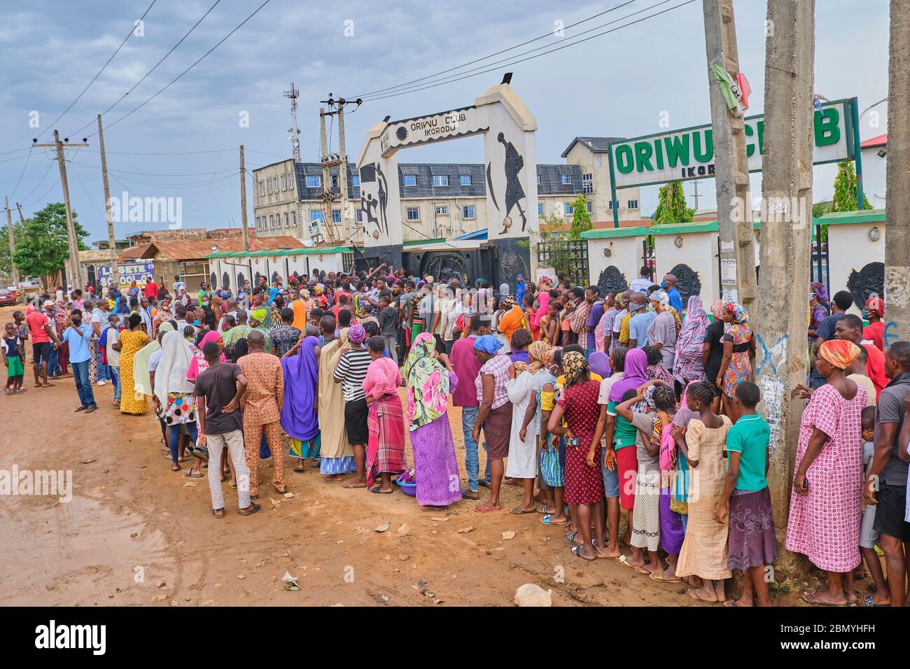 La gente si accoda per i pacchetti di soccorso durante il blocco pandemico del Coronavirus del Covid-19 all'Oriwu Club di Ikorodu, Lagos - Nigeria. Foto Stock