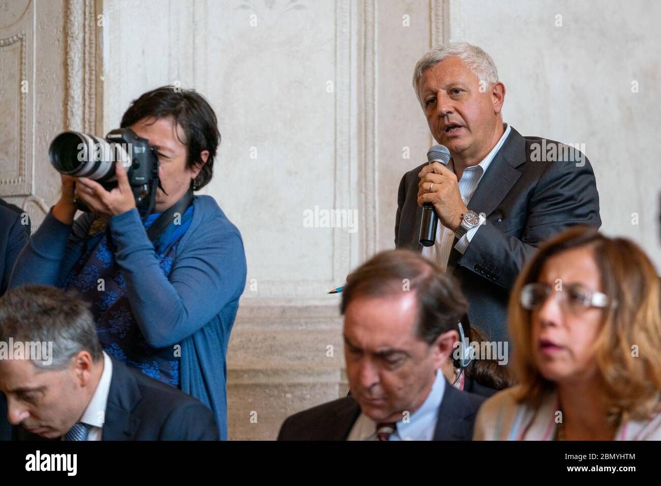 Il Segretario Pompeo partecipa alla disponibilità Stampa congiunta con il Ministro degli Esteri di Maio il Segretario di Stato americano Michael R. Pompeo partecipa a una disponibilità stampa congiunta con il Ministro degli Esteri italiano Luigi di Maio a Villa Madama a Roma, il 2 ottobre 2019. Foto Stock