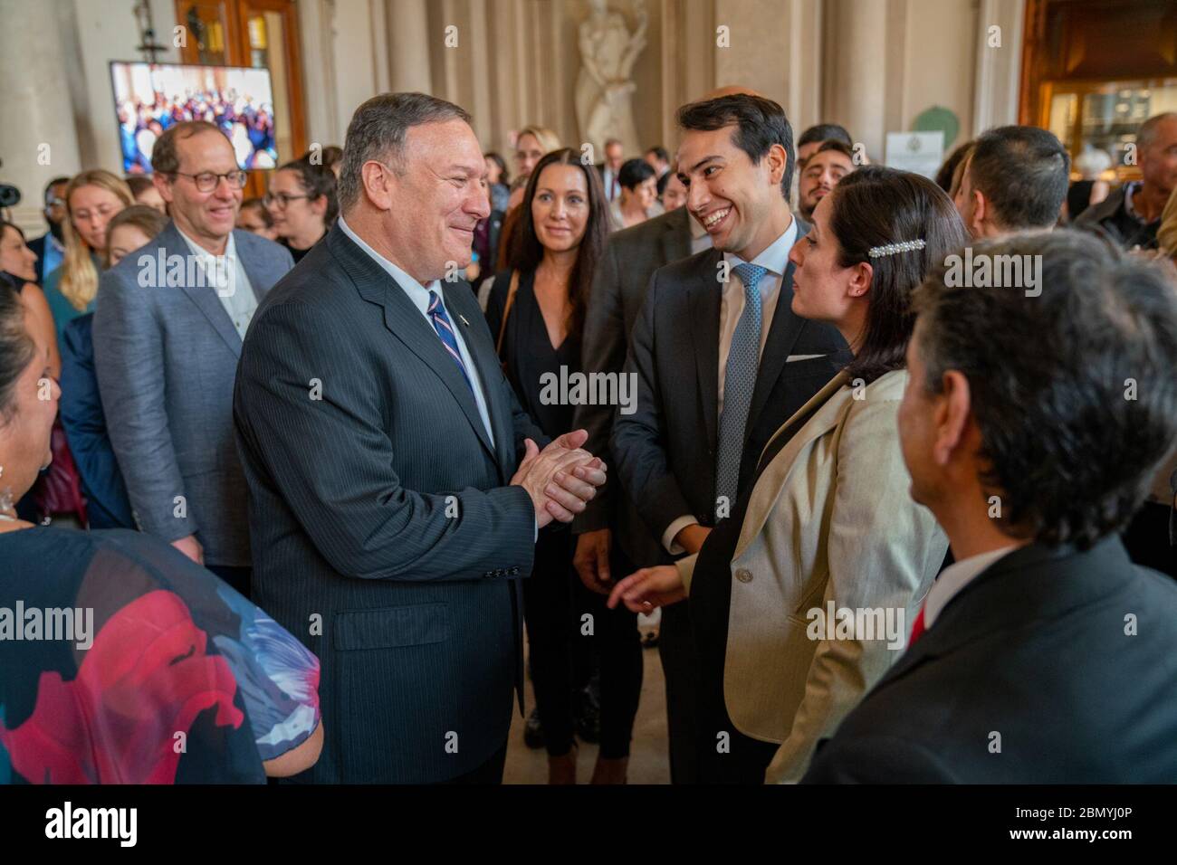 Il Segretario Pompeo partecipa a Tri-Mission Meet and Greet il Segretario di Stato americano Michael R. Pompeo partecipa a un incontro Tri-Mission Meet and Greet presso l'atrio del Sembler Building di Roma, il 2 ottobre 2019. Foto Stock