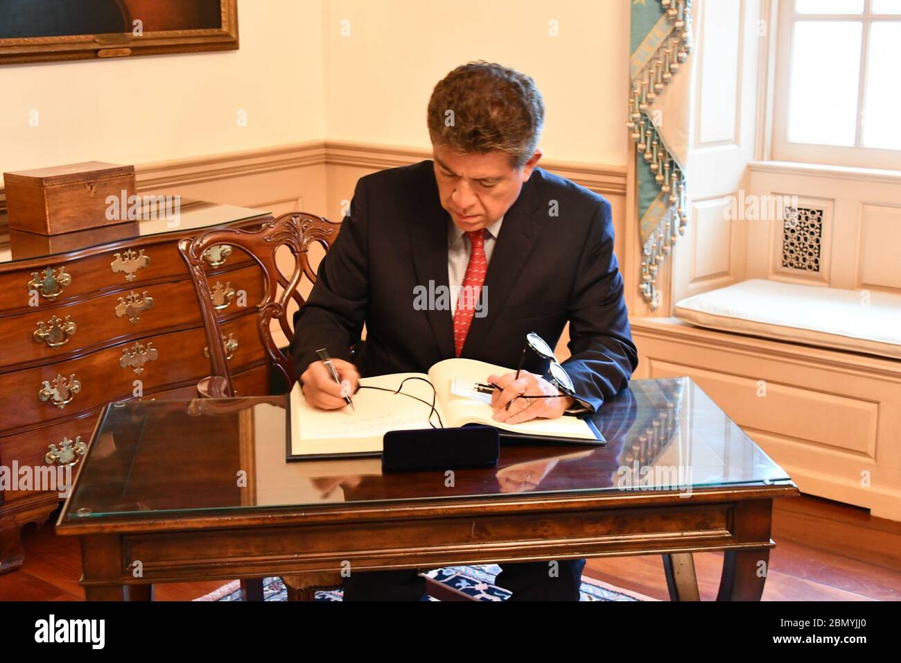 Il ministro degli Esteri peruviano Gustavo Meza-Cuadra ha firmato il libro degli ospiti al Dipartimento di Stato degli Stati Uniti a Washington, D.C., il 16 ottobre 2019, durante la sua visita ufficiale. Foto Stock