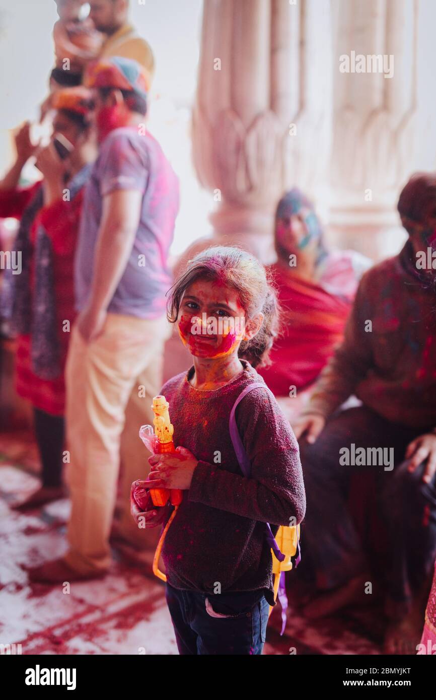 La gente che celebra Holi, il festival dei colori a Jaipur, India Foto Stock