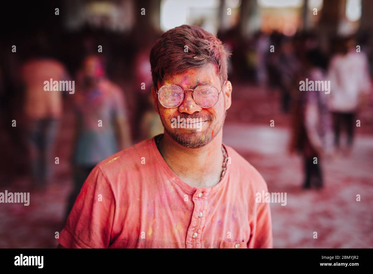 La gente che celebra Holi, il festival dei colori a Jaipur, India Foto Stock