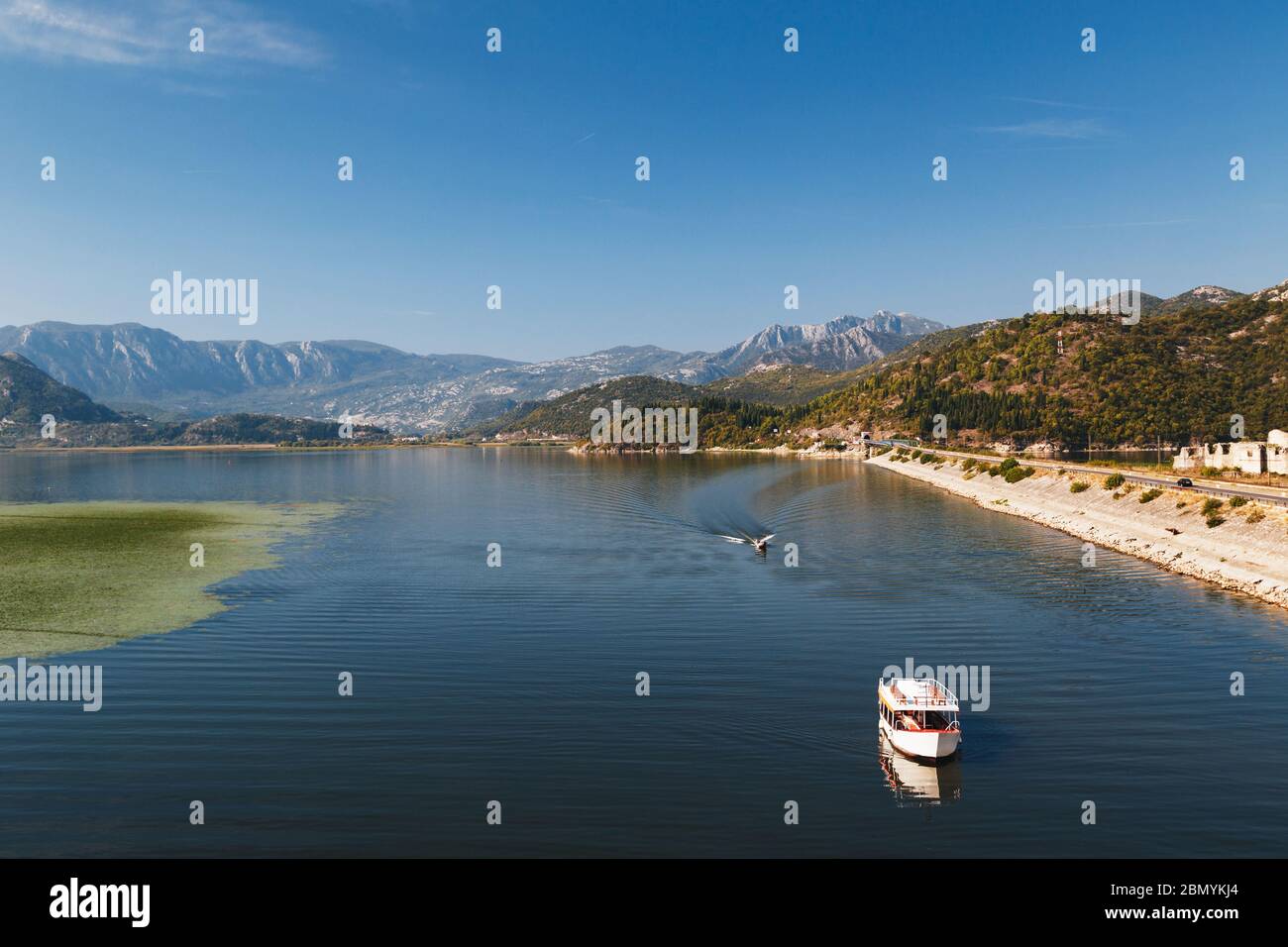 Una splendida vista panoramica sul lago Skadar in Montenegro, famosa attrazione turistica e il più grande lago dell'Europa meridionale. Foto Stock