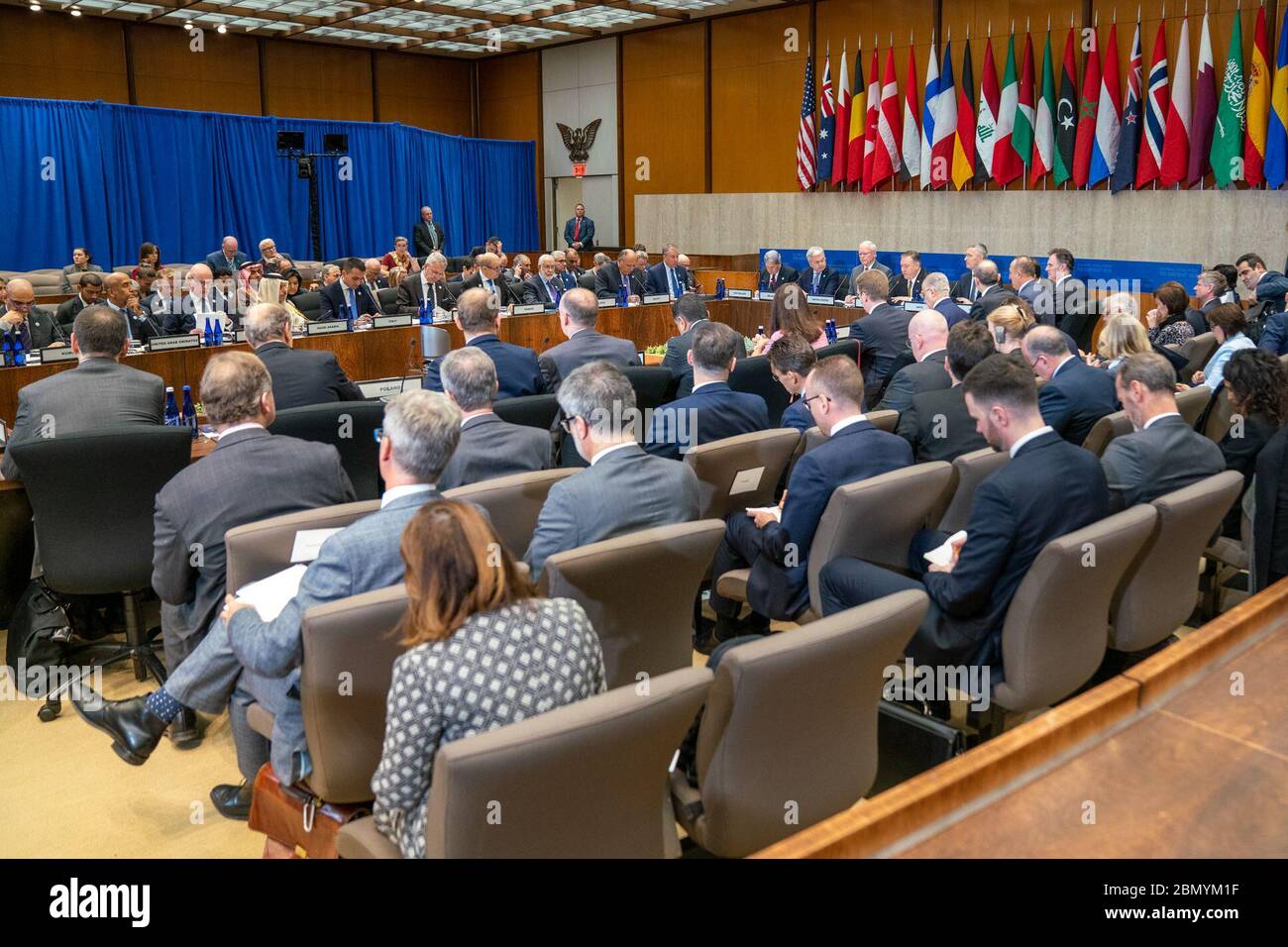 Il 14 novembre 2019, il Segretario di Stato degli Stati Uniti Michael Pompeo ha pronunciato le osservazioni di apertura alla Global Coalition per sconfiggere i ministeriali dell'ISIS presso il Dipartimento di Stato di Washington, D.C. l'incontro ha riunito partner internazionali per discutere i continui sforzi per combattere l'ISIS. Foto Stock