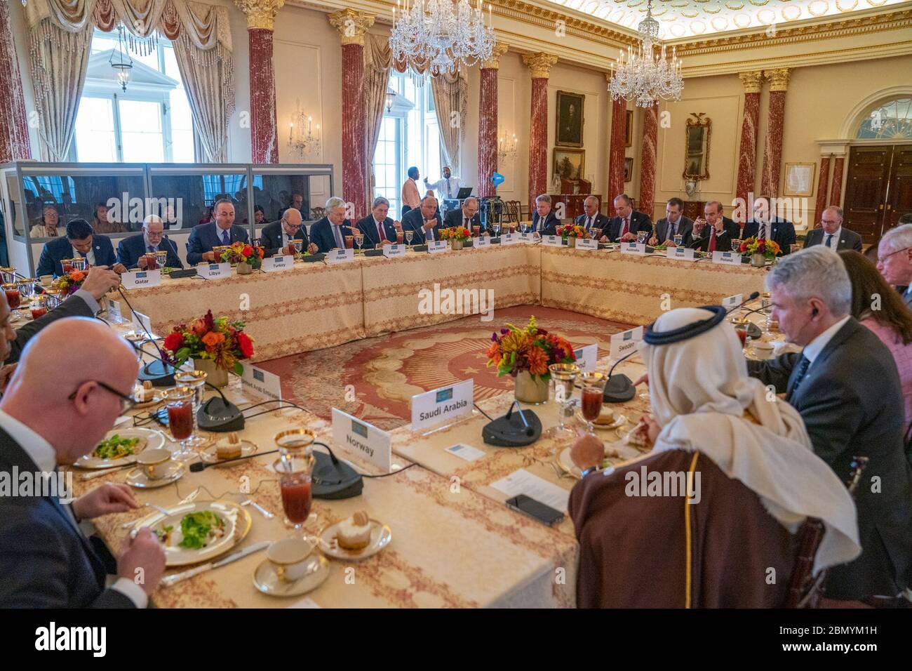 Il Segretario Pompeo ospita una pranzo di lavoro per la Coalizione Globale per sconfiggere il Segretario di Stato ministeriale dell'ISIS Michael R. Pompeo ospita una pranzo di lavoro per la Coalizione Globale per sconfiggere il Ministro dell'ISIS di piccolo Gruppo, presso il Dipartimento di Stato di Washington D.C. il 14 novembre 2019. Foto Stock