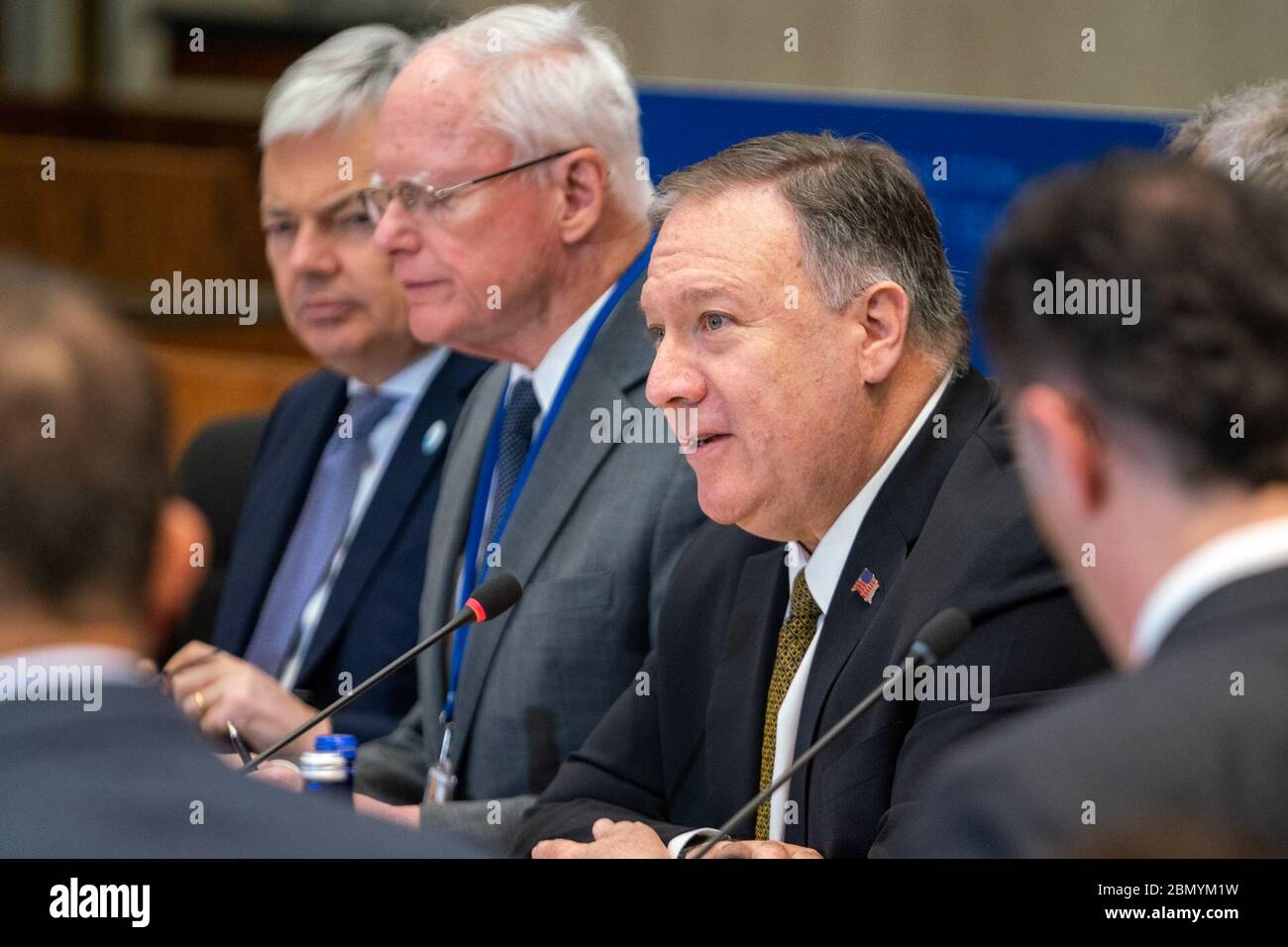 Il Segretario di Stato Michael R. Pompeo pronuncia le sue osservazioni di apertura alla Global Coalition per sconfiggere i ministeriali dell'ISIS presso il Dipartimento di Stato di Washington D.C. il 14 novembre 2019. Foto Stock