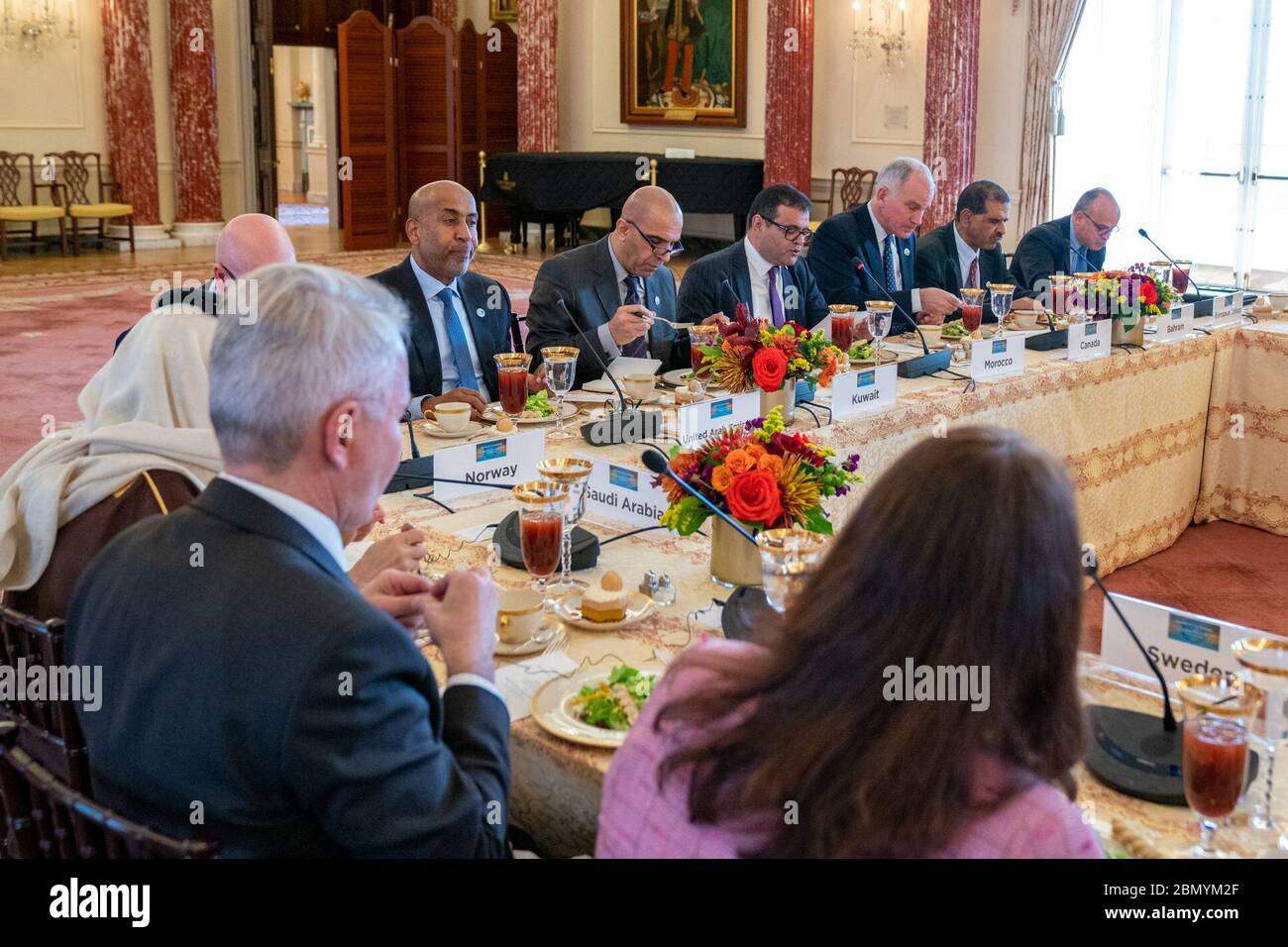 Il Segretario di Stato Michael R. Pompeo ospita un pranzo di lavoro per la Global Coalition per sconfiggere i ministeri dell'ISIS presso il Dipartimento di Stato di Washington D.C. il 14 novembre 2019. L'incontro si è concentrato sugli sforzi internazionali coordinati per sconfiggere l'ISIS. Foto Stock