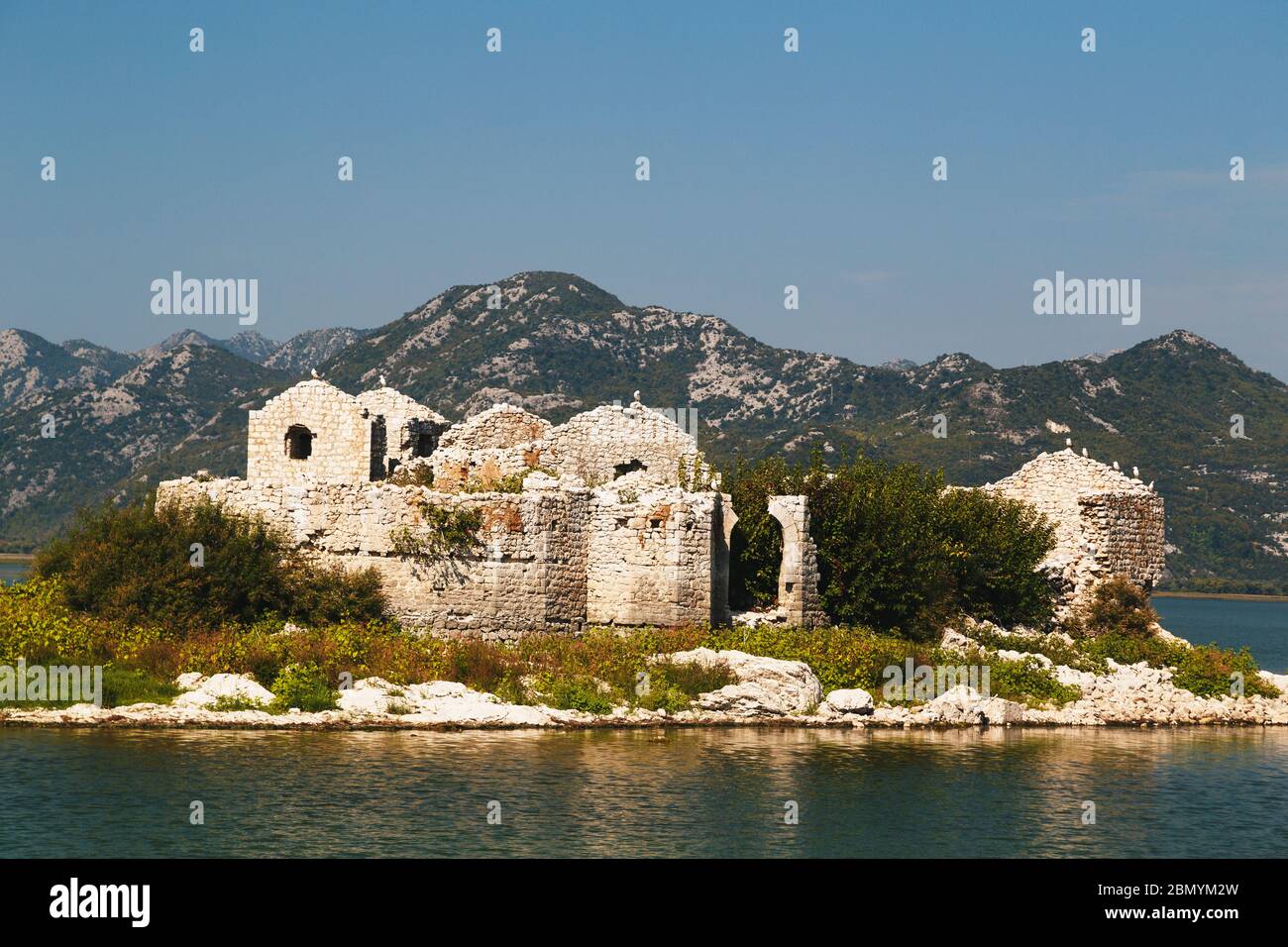 Una vista ravvicinata alla rovine della Fortezza di Grmozur, ex prigione sull'isola di Grmozur nel Parco Nazionale del Lago Skadar in Montenegro, famosa attrazione turistica. Foto Stock