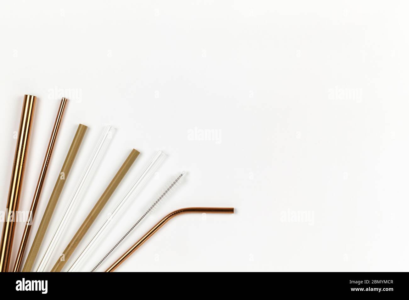 Tubi da metallo, vetro, bambù riutilizzabili per uso ambientale, contro tubi monouso in plastica. Sfondo bianco. Orizzontale. Spazio di copia. Piatto, clo Foto Stock