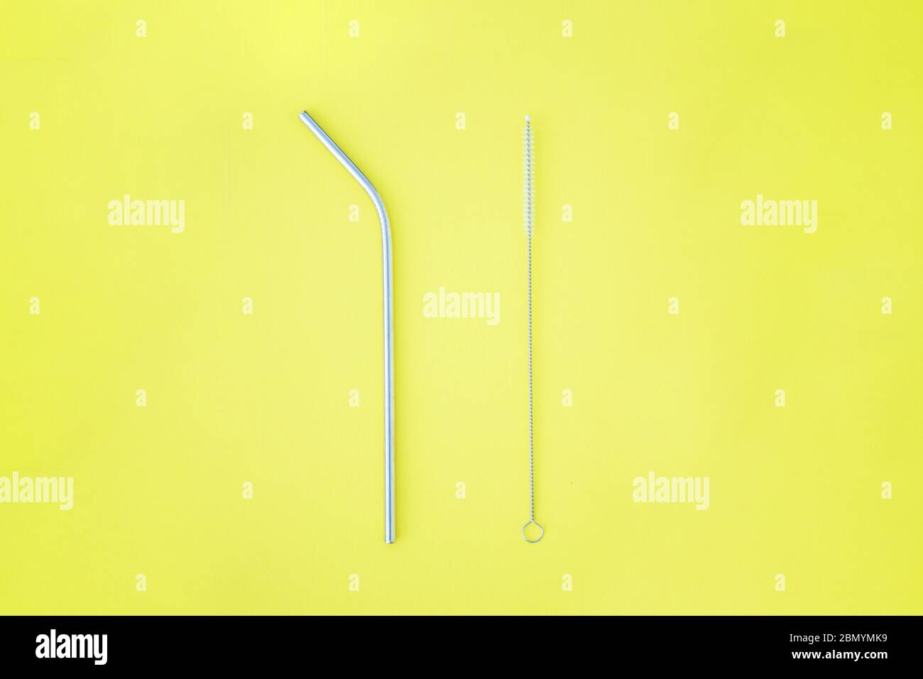 La bellissima paglia metallica e la spazzola per pulirla per i beni sostenibili per le feste Foto Stock